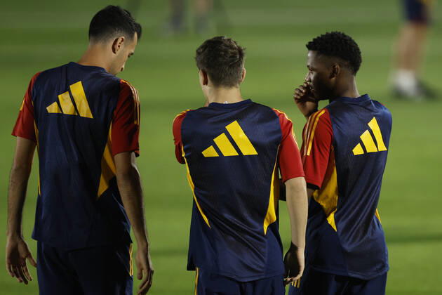 Spain s soccer players, Sergio Busquets (L) Gavi (C) and Ansu Fati (R) during a training session at Qatar University, Catar, 2 December 2022. Spain will face Morocco on the upcoming 06 December in a round of 16 match of the Qatar 2022 World Cup. Training session of Spain !ACHTUNG: NUR REDAKTIONELLE NUTZUNG!  Copyright: xJuanJoxMartínx EVE1601 20221202-10159770cea17649ac6ea70e93463bcc8046ff02