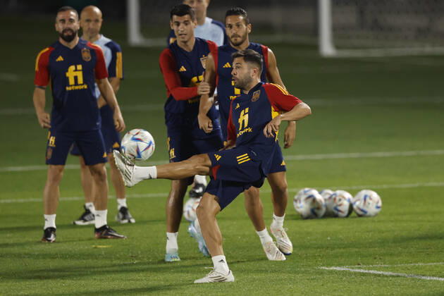 Spain s defenedr Jordia Alba (C) takes part in a training session at Qatar University, in Doha, Qatar, 02 December 2022. Spain will face Morocco on the upcoming 06 December in a round-of-16 soccer match of the Qatar 2022 World Cup. Spain s training session !ACHTUNG: NUR REDAKTIONELLE NUTZUNG!  Copyright: xJuanJoxMartinx EVE1602 20221202-5dabc8e4908991f4dde109564d387da437bb3351