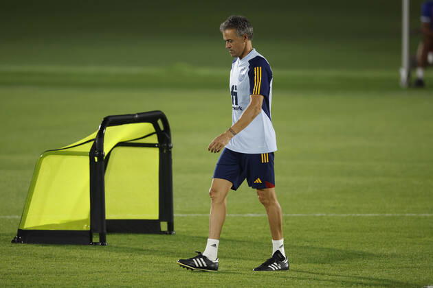 Spain s head coach Luis Enrique leads a training session at Qatar University, in Doha, Qatar, 02 December 2022. Spain will face Morocco on the upcoming 06 December in a round-of-16 soccer match of the Qatar 2022 World Cup. Spain s training session !ACHTUNG: NUR REDAKTIONELLE NUTZUNG!  Copyright: xJuanJoxMartinx EVE1606 20221202-5d9966aa538bf39d9b90fb10aa33706a0332f60c