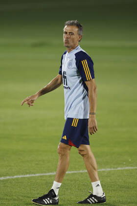 Spain s head coach Luis Enrique leads a training session at Qatar University, in Doha, Qatar, 02 December 2022. Spain will face Morocco on the upcoming 06 December in a round-of-16 soccer match of the Qatar 2022 World Cup. Spain s training session !ACHTUNG: NUR REDAKTIONELLE NUTZUNG!  Copyright: xJuanJoxMartinx EVE1607 20221202-ec44dd27f6c61d093e0b0f90c7233f608835f034