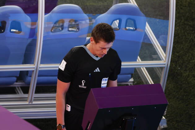German referee Daniel Siebert reviews the VAR system during a FIFA World Cup, WM, Weltmeisterschaft, Fussball soccer match of the group phase between Ghana and Uruguay at Al-Janoub stadium in Al-Wakrah, Catar, 02 December 2022. World Cup 2022: Ghana vs. Uruguay !ACHTUNG: NUR REDAKTIONELLE NUTZUNG!  Copyright: xAlbertoxEstevezx GR5191 20221202-d9b70a0b98f505e07ae5afd9c9646a8203464e02