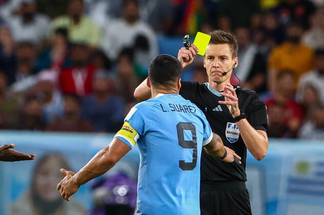 Ghana v Uruguay: Group H - FIFA World Cup, WM, Weltmeisterschaft, Fussball Qatar 2022 Daniel Siebert referee, Luis Suarez (URU) during the World Cup match between Ghana v Uruguay , in Doha, Qatar, on December 2, 2022. NO USE POLAND Doha Qatar  Copyright: xFotoxOlimpikx originalFilename:jastrzebowski-ghanavur221202_npOK3.jpg