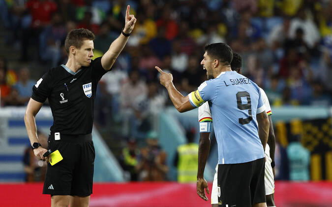 German referee Daniel Siebert gives a yellow card to Luis Suarez from Uruguay today, during a group stage match of the Qatar 2022 Soccer World Cup between Ghana and Uruguay at the Al-Janoub stadium, in Al-Wakrah, Qatar 02 December 2022. Soccer World Cup 2022: Ghana - Uruguay !ACHTUNG: NUR REDAKTIONELLE NUTZUNG!  Copyright: xRodrigoxJiménezx GR5238 20221202-ef1d8ad403fb6ca037fa997d8648bd880debcbbe