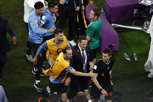 Diego Godín (C) from Uruguay complains to the German referee Daniel Siebert a FIFA World Cup, WM, Weltmeisterschaft, Fussball soccer match of the group phase between Ghana and Uruguay at Al-Janoub stadium in Al-Wakrah, Catar, 02 December 2022. World Cup 2022: Ghana vs. Uruguay !ACHTUNG: NUR REDAKTIONELLE NUTZUNG!  Copyright: xAlbertoxEstevezx GR5269 20221202-98b50f70ac4acf9f8eb1c87e7a8c4a0049231a85