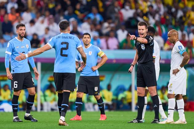 FIFA WM 2022, Ghana - Uruguay, Schiedsrichter Daniel Siebert im Einsatz