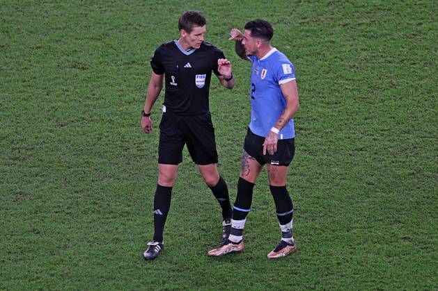 2nd December 2022; Stadium Al Janoub, Qatar: FIFA World Cup, WM, Weltmeisterschaft, Fussball football, Ghana versus Uruguay: Jose Gimenez of Uruguay, argues a decision with referee Daniel Siebert (GER)  ActionPlus12455279 HeulerxAndrey
