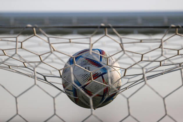 England Training FIFA Fussball-Weltmeisterschaft 3. Dezember 2022, Doha FIFA Fussball-Weltmeisterschaft Katar 2022 England Training Ein Ball liegt oben im Netz Foto Charlotte Wilson Abseits Doha Katar  Copyright: xCharlottexWilsonx xOffsidexOffside
