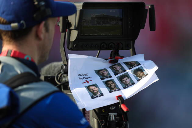 England Training FIFA Fussball-Weltmeisterschaft 3. Dezember 2022, Doha FIFA Fussball-Weltmeisterschaft Katar 2022 England Training Ein Kameramann mit einem Blatt Papier, auf dem die wichtigsten Spieler Englands aufgeführt sind, an seiner Kamera befestigt Foto Charlotte Wilson Abseits Doha Katar  Copyright: xCharlottexWilsonx xOffsidexOffside