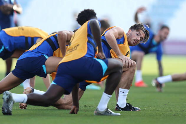 England Training FIFA Fussball-Weltmeisterschaft 3. Dezember 2022, Doha FIFA Fussball-Weltmeisterschaft Katar 2022 England Trainingseinheit Jack Grealish streckt sich Foto Charlotte Wilson Abseits Doha Katar  Copyright: xCharlottexWilsonx xOffsidexOffside