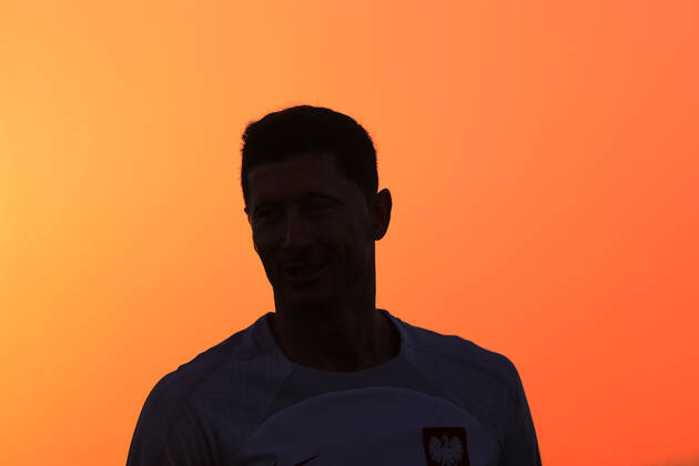 03.12.2022 DOHA, KATAR (DOHA, QATAR) MISTRZOSTWA SWIATA W PILCE NOZNEJ KATAR 2022 ( FIFA World Cup, WM, Weltmeisterschaft, Fussball QUATAR 2022) PILKA NOZNA - KADRA REPREZENTACJA POLSKI, BAZA TRENINGOWA REPREZENTACJI POLSKI OFICJALNY TRENING REPREZENTACJI POLSKI PRZED MECZEM Z FRANCJA W 1 8 FINALU NZ ROBERT LEWANDOWSKI FOTO LUKASZ GROCHALA CYFRASPORT NEWSPIX.PL --- Newspix.pl POLAND OUT!  20221203CSLG0220