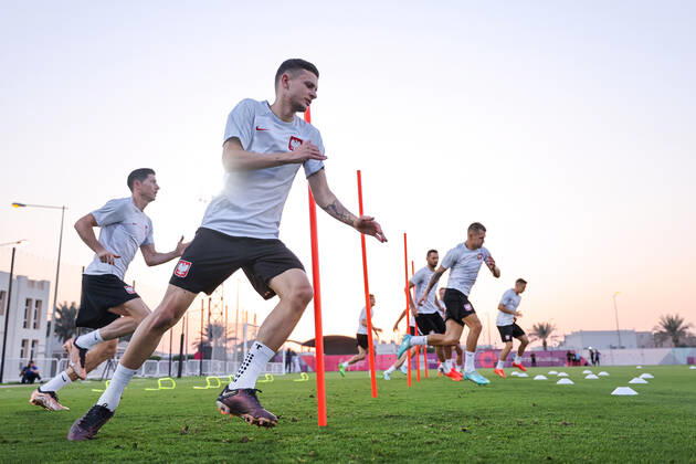 03.12.2022 DOHA, KATAR (DOHA, QATAR) MISTRZOSTWA SWIATA W PILCE NOZNEJ KATAR 2022 ( FIFA World Cup, WM, Weltmeisterschaft, Fussball QUATAR 2022) PILKA NOZNA - KADRA REPREZENTACJA POLSKI, BAZA TRENINGOWA REPREZENTACJI POLSKI OFICJALNY TRENING REPREZENTACJI POLSKI PRZED MECZEM Z FRANCJA W 1 8 FINALU NZ SEBASTIAN SZYMANSKI FOTO LUKASZ GROCHALA CYFRASPORT NEWSPIX.PL --- Newspix.pl POLAND OUT!  20221203CSLG0227