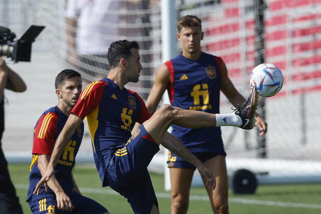 Spain s player Sergio Busquets (C) during a training session of the Spanish team in Doha, Qatar, 04 December 2022. Spain will face Morocco in their FIFA World Cup, WM, Weltmeisterschaft, Fussball 2022 round of 16 soccer match on 06 December 2022. FIFA World Cup 2022 - Spain training !ACHTUNG: NUR REDAKTIONELLE NUTZUNG!  Copyright: xJuanjoxMartinx EVE1643 20221204-3448e7144f0d5bb320fa9a04740c68f2a5ee306e