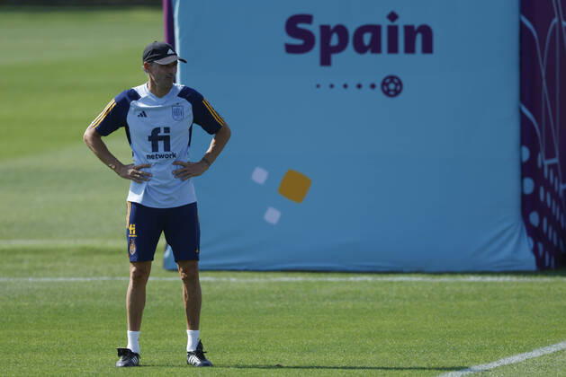 Spain s head coach Luis Enrique during a training session of the Spanish team in Doha, Qatar, 04 December 2022. Spain will face Morocco in their FIFA World Cup, WM, Weltmeisterschaft, Fussball 2022 round of 16 soccer match on 06 December 2022. FIFA World Cup 2022 - Spain training !ACHTUNG: NUR REDAKTIONELLE NUTZUNG!  Copyright: xJuanjoxMartinx EVE1631 20221204-3b62c17fa65a5cb352f51fbcfa07b692bb6cf942
