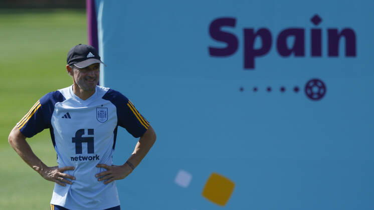 Spain s head coach Luis Enrique during a training session of the Spanish team in Doha, Qatar, 04 December 2022. Spain will face Morocco in their FIFA World Cup, WM, Weltmeisterschaft, Fussball 2022 round of 16 soccer match on 06 December 2022. FIFA World Cup 2022 - Spain training !ACHTUNG: NUR REDAKTIONELLE NUTZUNG!  Copyright: xJuanjoxMartinx EVE1632 20221204-9494a1229ef3b133a5eb2e7da39dc9fb2c7752c8