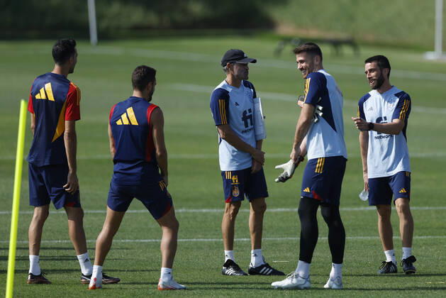 Spain s head coach Luis Enrique (C) during a training session of the Spanish team in Doha, Qatar, 04 December 2022. Spain will face Morocco in their FIFA World Cup, WM, Weltmeisterschaft, Fussball 2022 round of 16 soccer match on 06 December 2022. FIFA World Cup 2022 - Spain training !ACHTUNG: NUR REDAKTIONELLE NUTZUNG!  Copyright: xJuanjoxMartinx EVE1645 20221204-958f85be4f04017e63f8dc96ace6581a0fcb6e21
