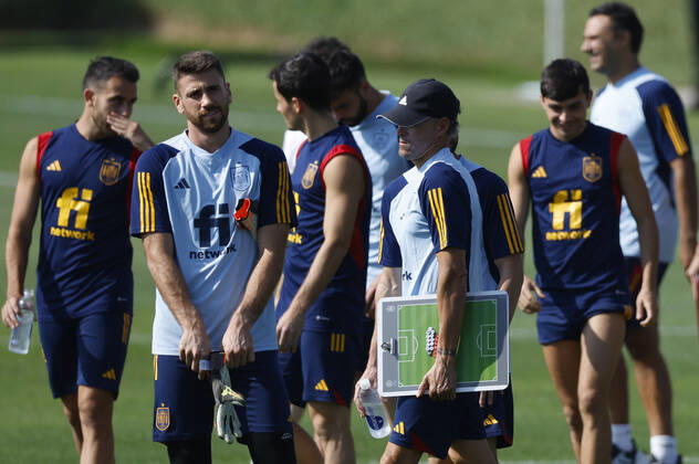 Spain s head coach Luis Enrique (C) during a training session of the Spanish team in Doha, Qatar, 04 December 2022. Spain will face Morocco in their FIFA World Cup, WM, Weltmeisterschaft, Fussball 2022 round of 16 soccer match on 06 December 2022. FIFA World Cup 2022 - Spain training !ACHTUNG: NUR REDAKTIONELLE NUTZUNG!  Copyright: xJuanjoxMartinx EVE1636 20221204-6a95b845cc8c0b21a147bf2e1d23cff46f6773c7