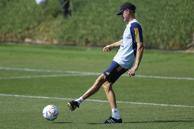 Spain s head coach Luis Enrique during a training session of the Spanish team in Doha, Qatar, 04 December 2022. Spain will face Morocco in their FIFA World Cup, WM, Weltmeisterschaft, Fussball 2022 round of 16 soccer match on 06 December 2022. FIFA World Cup 2022 - Spain training !ACHTUNG: NUR REDAKTIONELLE NUTZUNG!  Copyright: xJuanjoxMartinx EVE1638 20221204-bb49a41406670a3f97359c7b6c91a3591fd2f22b