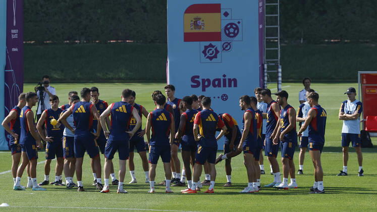 Spain s players during a training session of the Spanish team in Doha, Qatar, 04 December 2022. Spain will face Morocco in their FIFA World Cup, WM, Weltmeisterschaft, Fussball 2022 round of 16 soccer match on 06 December 2022. FIFA World Cup 2022 - Spain training !ACHTUNG: NUR REDAKTIONELLE NUTZUNG!  Copyright: xJuanjoxMartinx EVE1641 20221204-528169944eda11937c42fc224db5a6bea54aa668