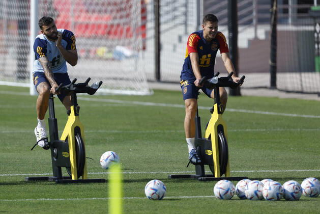 Spain s players Azpilicueta (R) and David Raya during a training session of the Spanish team in Doha, Qatar, 04 December 2022. Spain will face Morocco in their FIFA World Cup, WM, Weltmeisterschaft, Fussball 2022 round of 16 soccer match on 06 December 2022. FIFA World Cup 2022 - Spain training !ACHTUNG: NUR REDAKTIONELLE NUTZUNG!  Copyright: xJuanjoxMartinx EVE1639 20221204-9494649a01dc8ed605d330badb865e79f963ad32