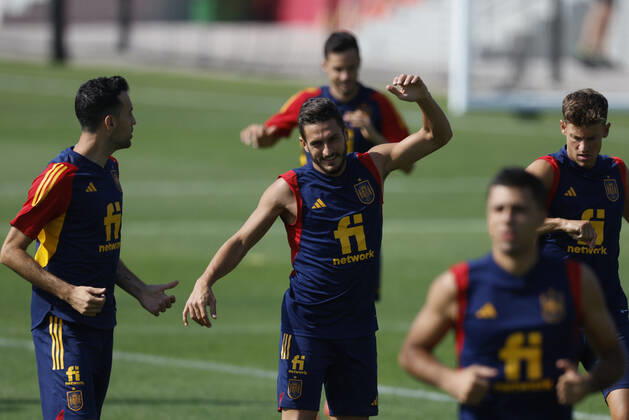 Spain s players Koke (C), Busquets (L) and Marcos Llorente (R) during a training session of the Spanish team in Doha, Qatar, 04 December 2022. Spain will face Morocco in their FIFA World Cup, WM, Weltmeisterschaft, Fussball 2022 round of 16 soccer match on 06 December 2022. FIFA World Cup 2022 - Spain training !ACHTUNG: NUR REDAKTIONELLE NUTZUNG!  Copyright: xJuanjoxMartinx EVE1637 20221204-d0c3c45ea42bc868086e58c495f12f12ef9c0971