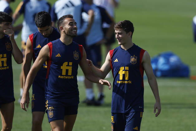 Spain s players Gavi (R) and Eric García during a training session of the Spanish team in Doha, Qatar, 04 December 2022. Spain will face Morocco in their FIFA World Cup, WM, Weltmeisterschaft, Fussball 2022 round of 16 soccer match on 06 December 2022. FIFA World Cup 2022 - Spain training !ACHTUNG: NUR REDAKTIONELLE NUTZUNG!  Copyright: xJuanjoxMartinx EVE1651 20221204-a22b2d6902fb09282e96516c2e3af7f2e74d578b