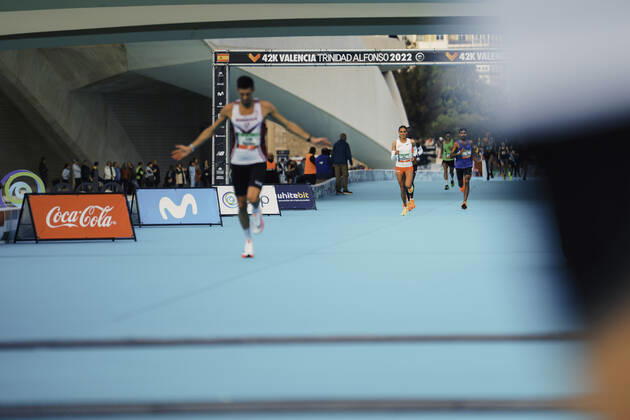 42nd Valencia Marathon Trinidad Alfonso 2022 Valencia, 04 12 2022 Letesenbet Gidey ETH during her marathon debut on the home stretch at the 42th Valencia Marathon Trinidad Alfonso 2022 on 04 12 2022 Copyright: xBEAUTIFULxSPORTS Flatemerschx