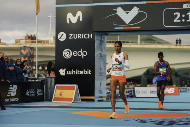 42nd Valencia Marathon Trinidad Alfonso 2022 Valencia, 04 12 2022 Letesenbet Gidey ETH during her marathon debut on the home stretch at the 42th Valencia Marathon Trinidad Alfonso 2022 on 04 12 2022 Copyright: xBEAUTIFULxSPORTS Flatemerschx