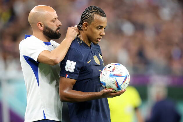 FIFA WM 2022, Jules Kounde von Frankreich trägt Goldkettchen während des Spiels