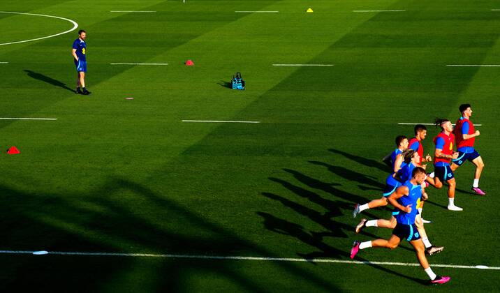 Mandatory Credit: Photo by Javier Garcia Shutterstock (13649416aa) England manager Gareth Southgate watches over training as a small number of players take part following yesterday s win over Senegal England Training, FIFA World Cup, WM, Weltmeisterschaft, Fussball 2022, Football, Al Wakrah Sports Complex, Al Wakrah, Qatar - 05 Dec 2022 Editorial Use Only England Training, FIFA World Cup 2022, Football, Al Wakrah Sports Complex, Al Wakrah, Qatar - 05 Dec 2022 Editorial Use Only  Copyright: xJavierxGarcia Shutterstockx 13649416aa