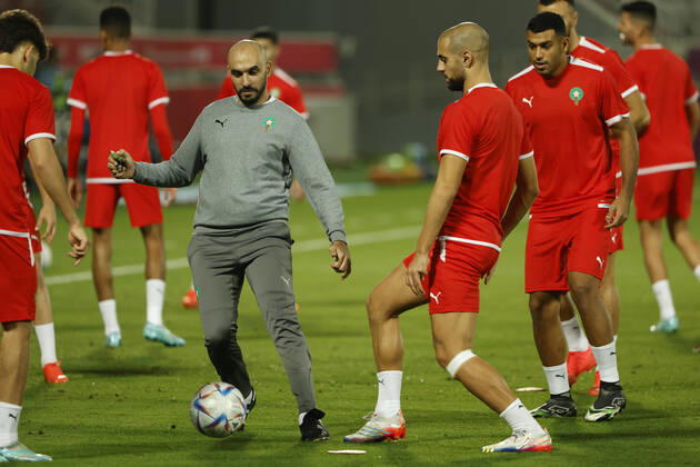 Morocco s head coach, Walid Regragui (L) leads a training session of the team held at Doha, Qatar, 05 December 2022. Marruecos will face Spain on the upcoming 06 December in a round of 16 soccer match of the Qatar 2022 World Cup. Morocco s training session !ACHTUNG: NUR REDAKTIONELLE NUTZUNG! Copyright: xJuanJoxMartinx EVE1778 20221205-f18fae34b33923e79d23e8fd97629d746fca844b