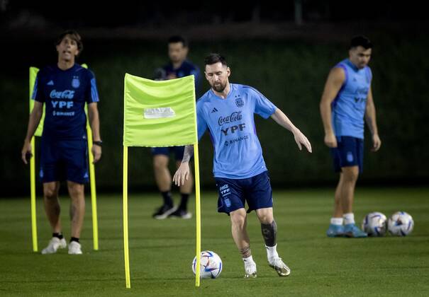 DOHA Lionel Messi during a training session of the Argentina national team on December 5, 2022 in Doha, Qatar Argentina will meet the Dutch national team in the eighth final ANP KOEN VAN WEEL FIFA World Cup Qatar 2022 2022 xVIxANPxSportx xxANPxIVx 458921238 originalFilename: 458921238.jpg