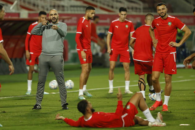 Morocco s head coach, Walid Regragui (L) leads a training session of the team held at Doha, Qatar, 05 December 2022. Marruecos will face Spain on the upcoming 06 December in a round of 16 soccer match of the Qatar 2022 World Cup. Morocco s training session !ACHTUNG: NUR REDAKTIONELLE NUTZUNG! Copyright: xJuanJoxMartinx EVE1788 20221205-157a282f120c8d476ba1e1362fd9954ee081aab4