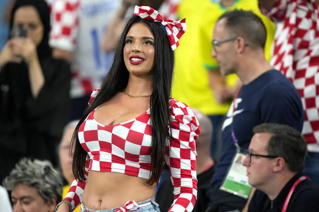 FIFA WM 2022, Japan - Kroatien, Ivana Knöll auf der Tribüne