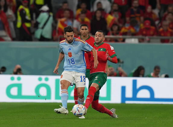 QAT, World Cup FIFA 2022, Round of 16, Morocco vs Spain 06 12 2022, Education City Stadium, Doha, QAT, World Cup FIFA 2022, Round of 16, Morocco vs Spain, pictured Spain™s defender Jordi Alba , Morocco s midfielder Hakim Ziyech. nordphotoxGmbHx xBratic nph00250