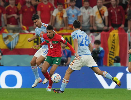 QAT, World Cup FIFA 2022, Round of 16, Morocco vs Spain 06 12 2022, Education City Stadium, Doha, QAT, World Cup FIFA 2022, Round of 16, Morocco vs Spain, pictured Spain™s forward Marco Asensio , Morocco s midfielder Azzedine Ounahi , Spain™s midfielder Pedri nordphotoxGmbHx xBratic nph00250