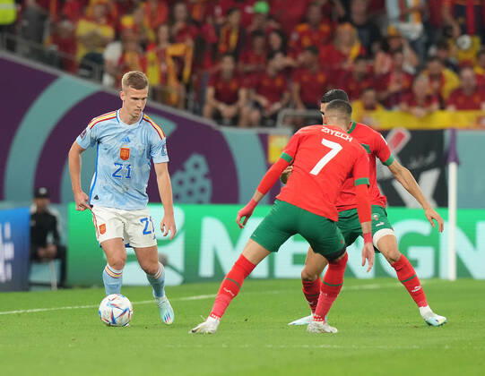 QAT, World Cup FIFA 2022, Round of 16, Morocco vs Spain 06 12 2022, Education City Stadium, Doha, QAT, World Cup FIFA 2022, Round of 16, Morocco vs Spain, pictured Spain™s forward Dani Olmo , Morocco s midfielder Hakim Ziyech. nordphotoxGmbHx xBratic nph00250