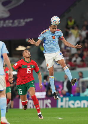 QAT, World Cup FIFA 2022, Round of 16, Morocco vs Spain 06 12 2022, Education City Stadium, Doha, QAT, World Cup FIFA 2022, Round of 16, Morocco vs Spain, in picture Morocco s midfielder Selim Amallah , Spain s midfielder Sergio Busquets nordphotoxGmbHx xBratic nph00250