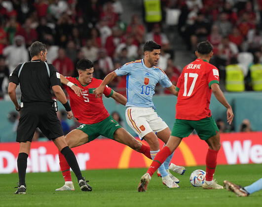 QAT, World Cup FIFA 2022, Round of 16, Morocco vs Spain 06 12 2022, Education City Stadium, Doha, QAT, World Cup FIFA 2022, Round of 16, Morocco vs Spain, pictured Morocco s defender Naif Aguerd , Spain™s forward Marco Asensio , Morocco s midfielder Sofiane Boufal. nordphotoxGmbHx xBratic nph00250