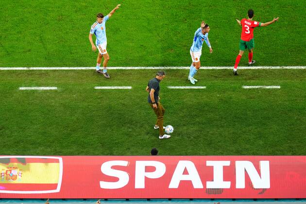 Mandatory Credit: Photo by Javier Garcia Shutterstock (13651659ab) Manager Luis Enrique of Spain controls the ball. Morocco v Spain, FIFA World Cup, WM, Weltmeisterschaft, Fussball 2022, Round of 16, Football, Education City Stadium, Doha, Qatar - 06 Dec 2022 Editorial Use Only Morocco v Spain, FIFA World Cup 2022, Round of 16, Football, Education City Stadium, Doha, Qatar - 06 Dec 2022 Editorial Use Only  Copyright: xJavierxGarcia Shutterstockx 13651659ab