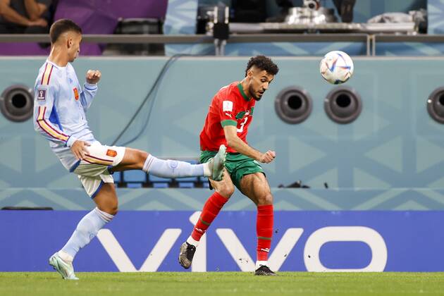 DOHA, 06-12-2022, Stadium Education City, World Cup round of 16 between Morocco - Spain. (R-L) Morocco player Noussair Mazraoui and Spain player Ferran Torres Morocco - Spain  x19458459x Copyright: