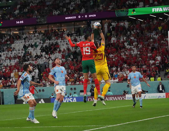 QAT, World Cup FIFA 2022, Round of 16, Morocco vs Spain 06 12 2022, Education City Stadium, Doha, QAT, World Cup FIFA 2022, Round of 16, Morocco vs Spain, pictured Morocco s forward Youssef En Nesyri , Spain™s goalkeeper Unai Simon nordphotoxGmbHx xBratic nph00250