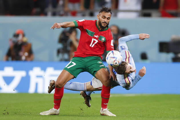 Sport Bilder des Tages Sofiane Boufal (L) of Morocco for the ball with Gavi of the Spain during the FIFA World Cup, WM, Weltmeisterschaft, Fussball round 16 soccer match between Morocco and Spain at Education City stadium in Rayyan, Qatar, 06 December 2022. World Cup 2022: Morocco vs. Spain !ACHTUNG: NUR REDAKTIONELLE NUTZUNG!  Copyright: xAlbertoxEstevezx GR2092 20221206-cbc9a1b01a882e00d2090f36fdc4b602b94c4c8e