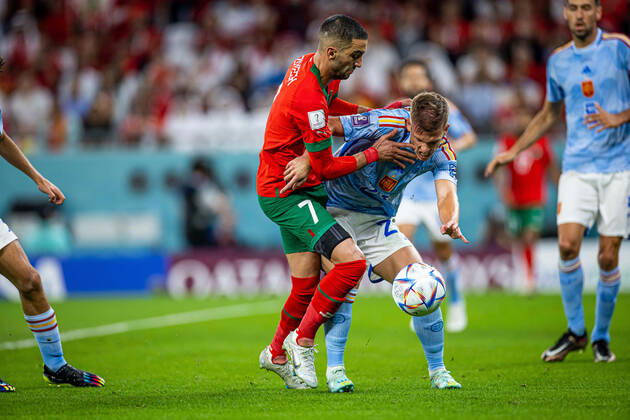06.12.2022 KATAR, EDUCATION CITY STADIUM, PILKA NOZNA MISTRZOSTWA SWIATA W PILCE NOZNEJ KATAR 2022 ( FIFA World Cup, WM, Weltmeisterschaft, Fussball QATAR 2022 ) ROUND OF SIXTEEN 1 8 FINALU 1 8 FINAL MECZ MAROKO - HISZPANIA GAME MOROCCO - SPAIN NZ HAKIM ZIYECH DANI OLMO FOTO LUKASZ SKWIOT CYFRASPORT NEWSPIX.PL --- Newspix.pl  20221206CSLS027