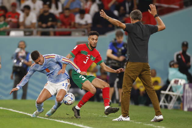Sport Bilder des Tages Noussair Mazraoui (C) of Morocco for the ball with Ferran Torres (L) of the Spain during the FIFA World Cup, WM, Weltmeisterschaft, Fussball round 16 soccer match between Morocco and Spain at Education City stadium in Rayyan, Qatar, 06 December 2022. World Cup 2022: Morocco vs. Spain !ACHTUNG: NUR REDAKTIONELLE NUTZUNG!  Copyright: xAlbertoxEstevezx GR2091 20221206-139b43a88483676545be672c86e2b68d6e7c183c