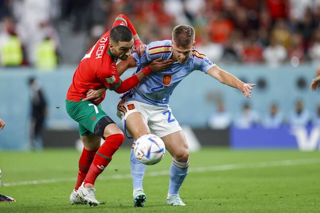 DOHA, 06-12-2022, Stadium Education City, World Cup round of 16 between Morocco - Spain. (L-R) Morocco player Hakim Ziyech and Spain player Dani Olmo Morocco - Spain  x19458472x Copyright: