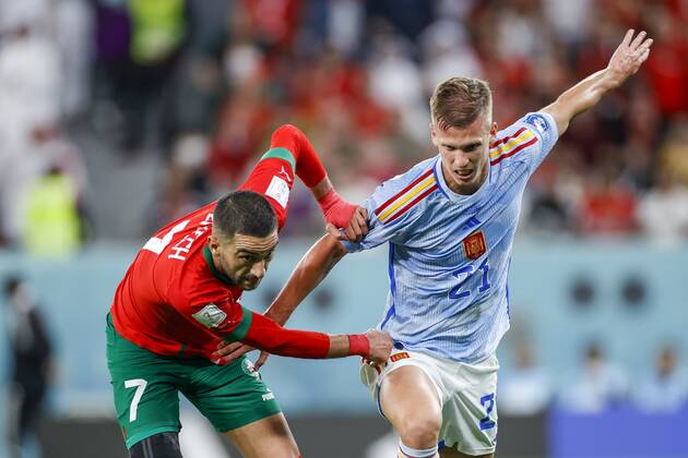 DOHA, 06-12-2022, Stadium Education City, World Cup round of 16 between Morocco - Spain. (L-R) Morocco player Hakim Ziyech and Spain player Dani Olmo Morocco - Spain  x19458474x Copyright: