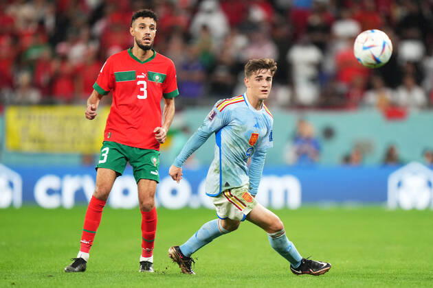 QAT: Morocco v Spain. FIFA World Cup, WM, Weltmeisterschaft, Fussball Qatar 2022 Noussair Mazraoui of Morocco and Pablo Martin Gavi of Spain during the FIFA World Cup Qatar 2022 match, Round of 16, between Morocco v Spain played at Education City Stadium on Dec 6, 2022 in Doha, Qatar. Copyright: xBaguxBlancox xPRESSINx WC_221206_036