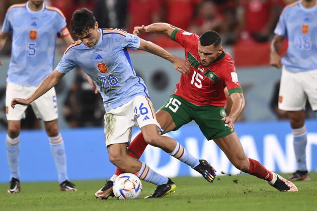 Foto LaPresse - Fabio Ferrari 6 Dicembre 2022 Doha, Qatar - - Calcio - Qatar 2022 - Coppa del Mondo Fifa - Marocco v Spagna - Ottavi di finale - Education City Stadium.Nella foto: Pedri (Spain); Amallah Selim (Morocco); December 6, 2022 Doha, Qatar - sport - Soccer - Qatar 2022- FIFA World Cup, WM, Weltmeisterschaft, Fussball -- Round of 16 - Morocco v Spain - Education City Stadium.In the pic: Pedri (Spain); Amallah Selim (Morocco);  Copyright: xFabioxFerrarix LaPresse FerrariFx