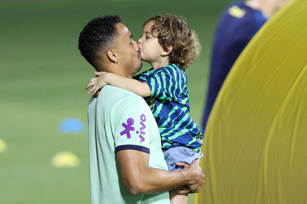 Brazil Training Session - FIFA World Cup, WM, Weltmeisterschaft, Fussball Qatar 2022 Danilo of Brazil with children during Brazil training session at Al Arabi SC Stadium in Doha, Qatar on December 6, 2022. GoranxStanzl PIXSELL