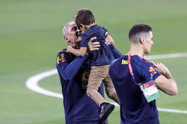 Brazil Training Session - FIFA World Cup, WM, Weltmeisterschaft, Fussball Qatar 2022 Head Coach of Brazil Tite plays with children during Brazil training session at Al Arabi SC Stadium in Doha, Qatar on December 6, 2022. GoranxStanzl PIXSELL